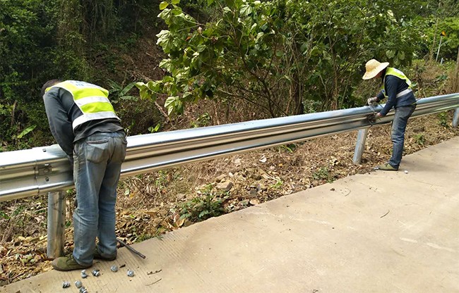 西宁高速公路护栏的定期维护与保养